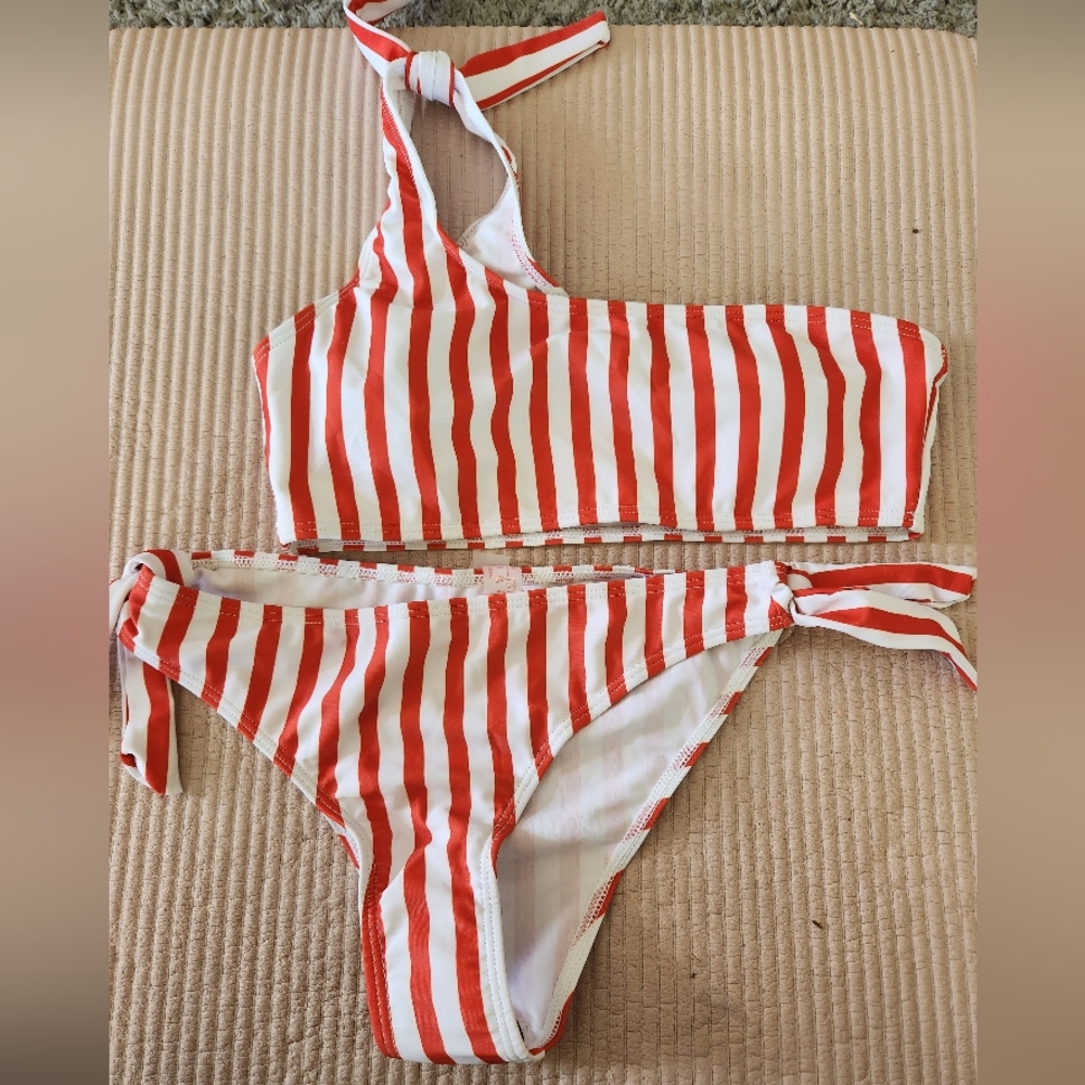 2 bikinis